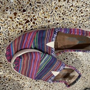 Toms multi-colored shoe. Youth size 5 Good condition. Gently used.